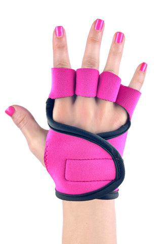 Rosa intenso con ribetes negros.